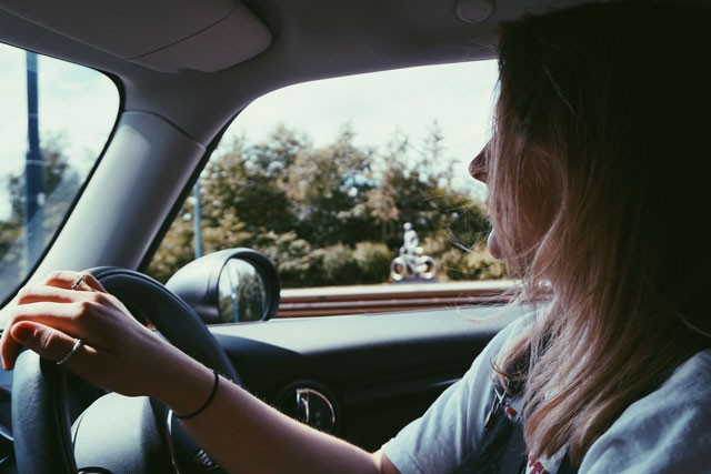 Chica de perfil conduciendo